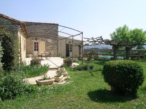 Maison proche Gordes, de plain pied, avec piscine